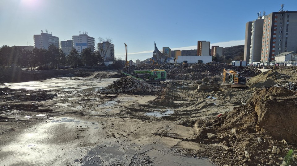 Zo starej pošty v Dúbravke už nezostali ani ruiny, na jej mieste vyrastú stovky bytov či obchody