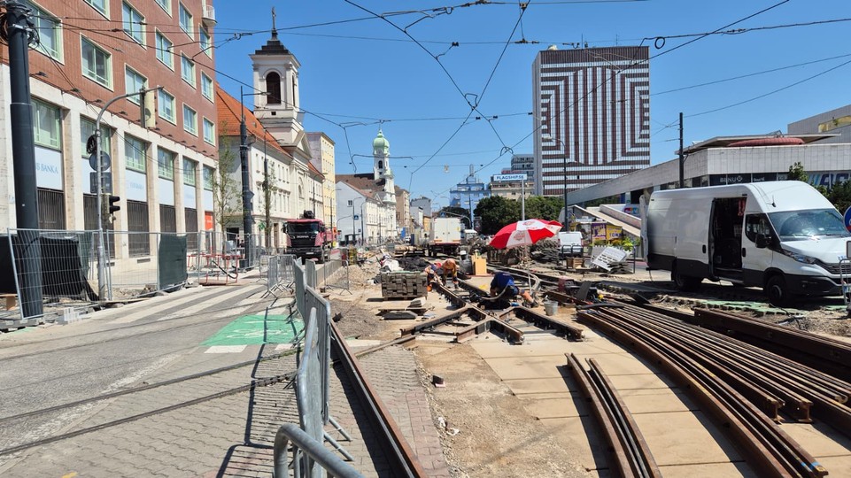 MHD: Výluku premávky električiek na Špitálskej predĺžili, potrvá takmer do konca augusta