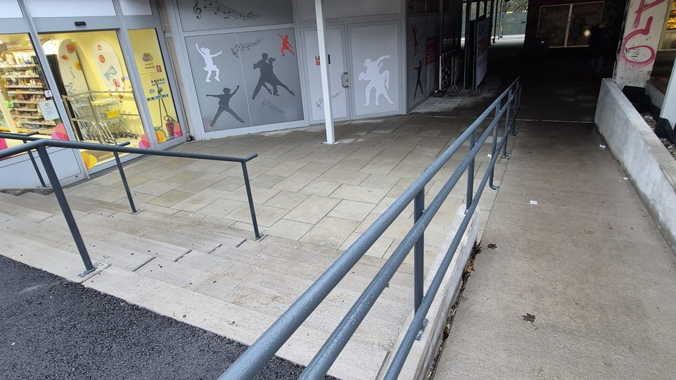 Nová dlažba a prístup bez bariér:  Ako napreduje revitalizácia okolia Domu služieb v Dúbravke?