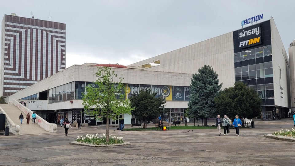 Vandali popísali interiér obchodného centra v Starom Meste, polícia zverejnila video