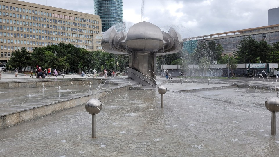 Fontány sa od dnes postupne ukladajú na zimný spánok, najdlhšie si užijete fontánu Družba na Námestí slobody