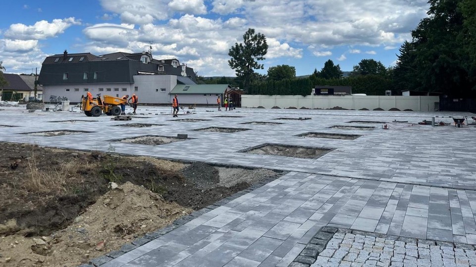 Na zrekonštruovanom Troyerovom námestí v Stupave vysadia počas októbra 70 stromov