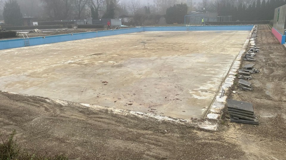 Začali sa práce na veľkej obnove kúpaliska Rosnička, vznikne nový stredný aj detský bazén