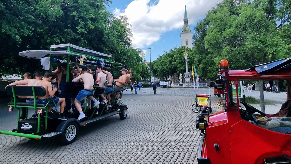 S pitím piva na beerbikeoch má byť koniec, Bratislava rozšírila aj lokality so zákazom pitia alkoholu