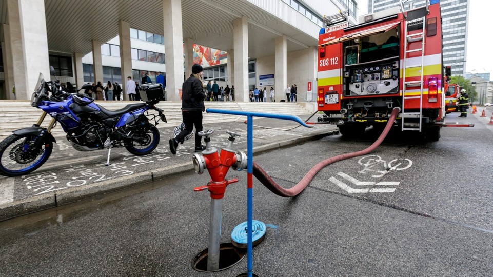 V budove STU  vypukol požiar, na miesto dorazili hasiči