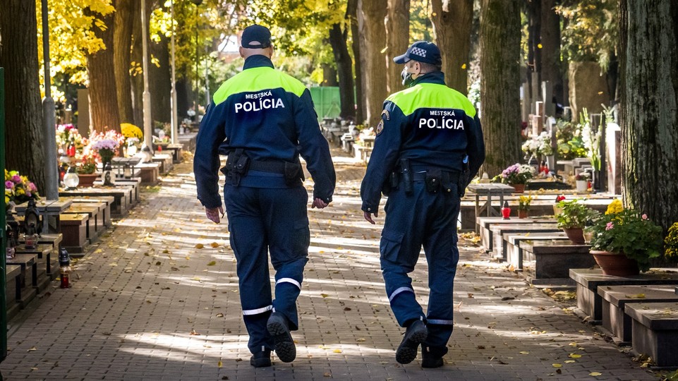 Polícia varuje: Pred Dušičkami ponúkajú  na cintorínoch kamenárske služby aj podvodníci