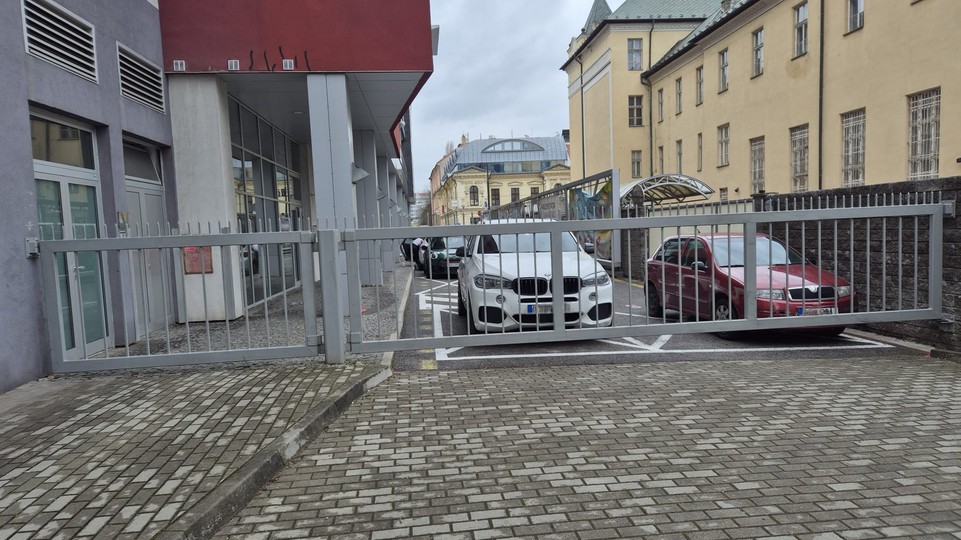 Šialené: Mreže sú späť, Satinského ulica je opäť nepriechodná!