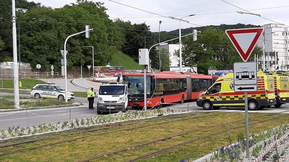 FOTO: Na Karloveskej sa zrazil autobus MHD s dodávkou, hlásia aj zranených