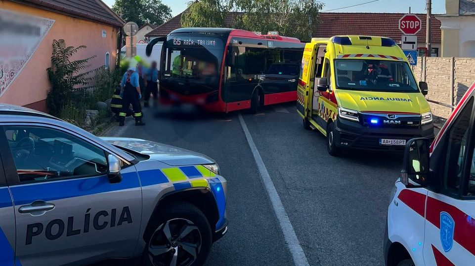 Tragická nehoda: Vo Vajnoroch zrazil autobus MHD chodkyňu, záchranári jej už nedokázali pomôcť