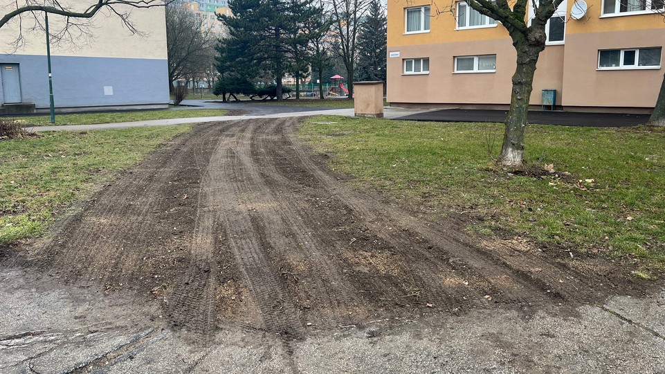 Petržalka rieši problém: Ako zabrániť autám jazdiť po trávnikoch?