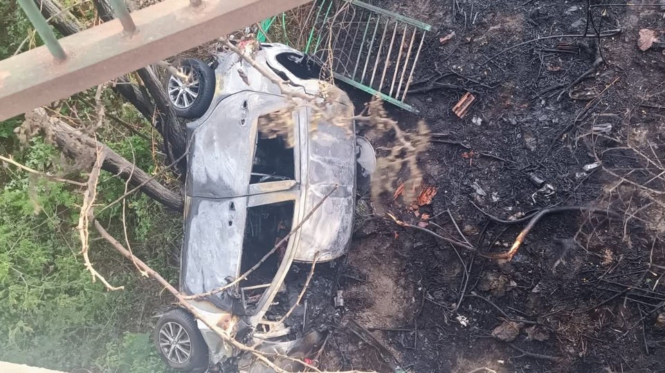 Tragická nehoda vo Vajnoroch: Vodič spadol s autom pod premostenie, auto následne zhorelo