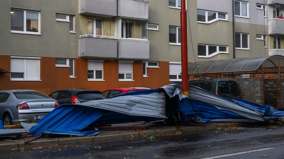 Veterná smršť a búrka spôsobili viaceré škody, najmä v Petržalke