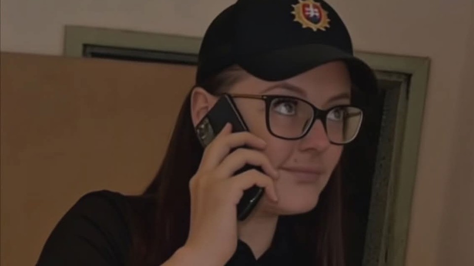 Na sociálnych sieťach pribúdajú profily vydávajúce sa za policajtky, lákajú ľudí na šteklivý obsah.
