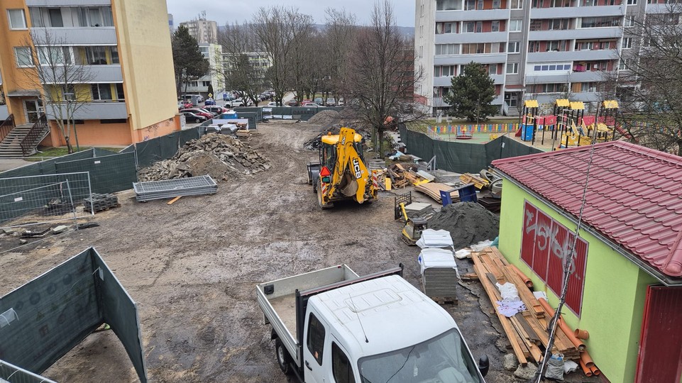 Poplach v Dúbravke: Pri Dome služieb unikal plyn