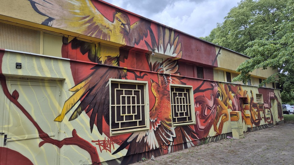 Čo na ňu poviete? Zanedbanú stanicu tepla v Dúbravke skrášlili street art umelci