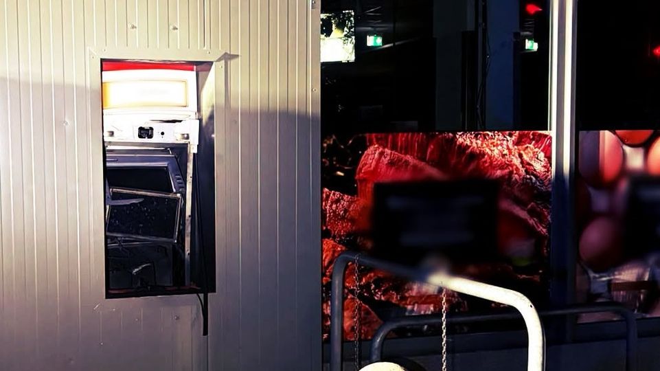 Polícia zadržala troch mužov, ktorí sa v Ružinove pokúsili vyrabovať bankomať