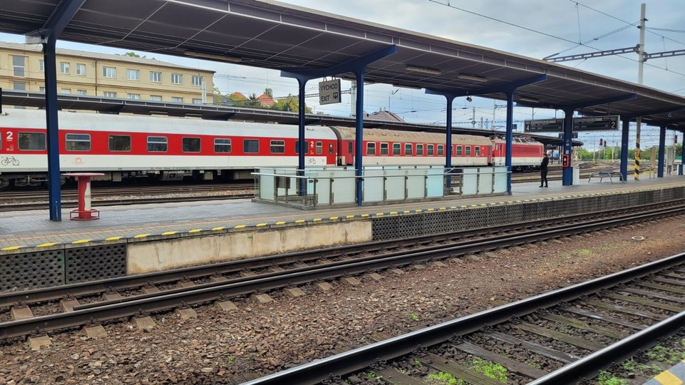 Vo štvrtok večer v Bratislave smerovali dva vlaky oproti sebe, rýchlik prešiel na červenú!