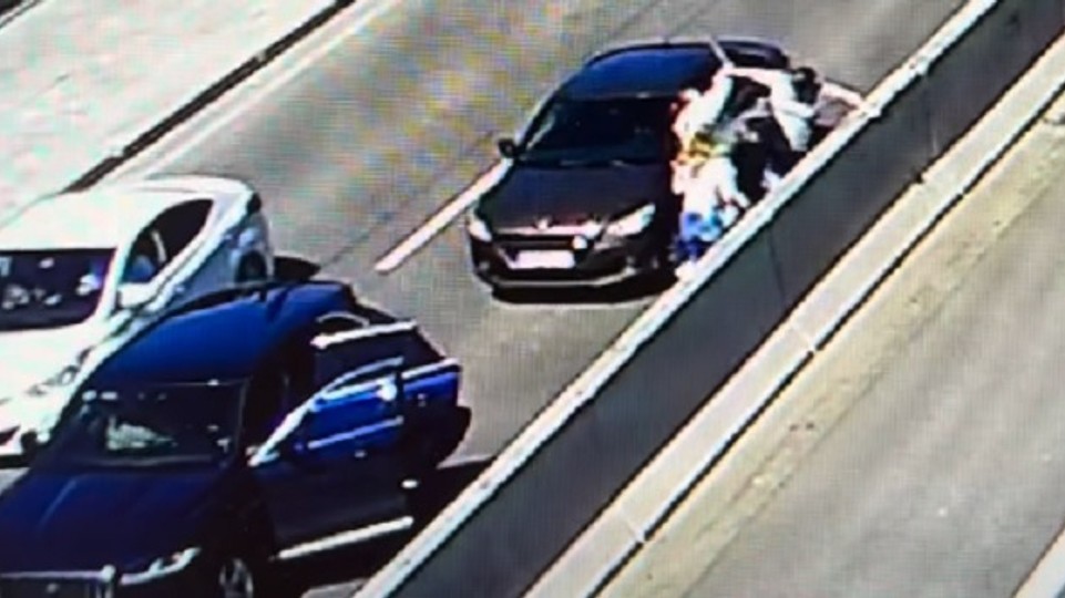 VIDEO: V Mlynskej doline sa na ceste sa strhla bitka medzi vodičmi áut