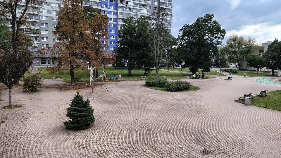 Revitalizácia dvoch petržalských námestí: rozdielny prístuy mesta a mestskej časti, výsledok je zatiaľ rovnaký