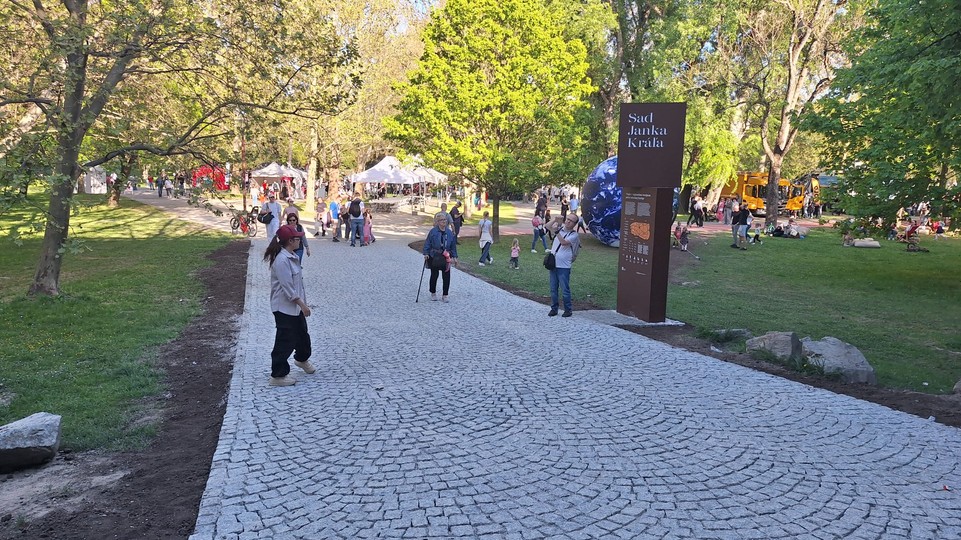 Premena Sadu Janka Kráľa pokračuje, získal logo, mesto sa pustilo do rekonštrukcie vstupov