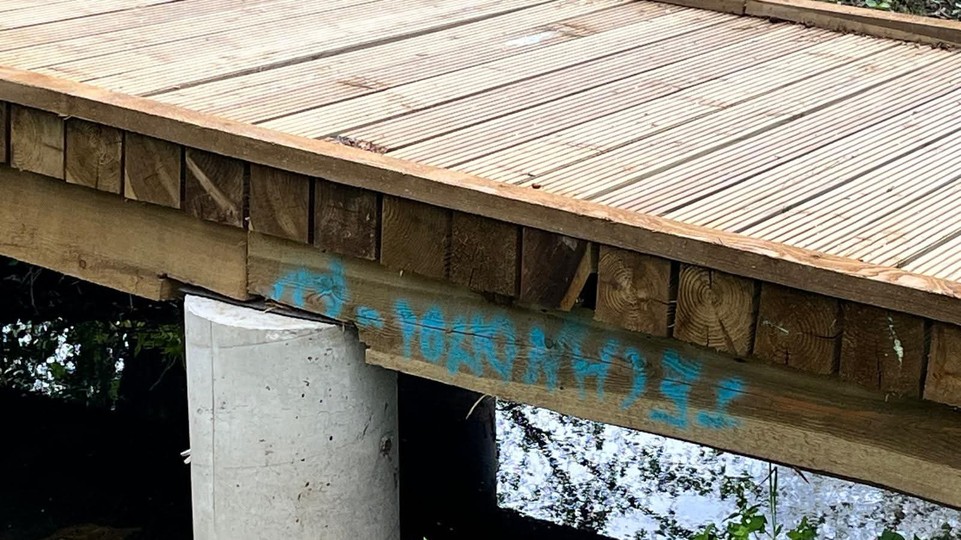 Hrozné: V sobotu otvorili zrevitalizovaný stupavský park, v nedeľu bol poničený