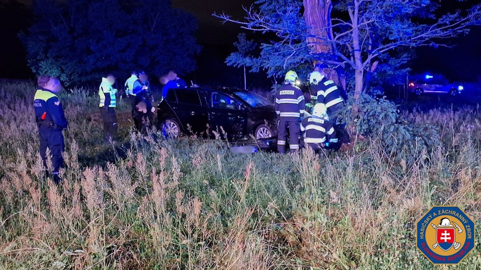 Na Agátovej narazilo v noci auto do stromu, zranili sa štyria ľudia