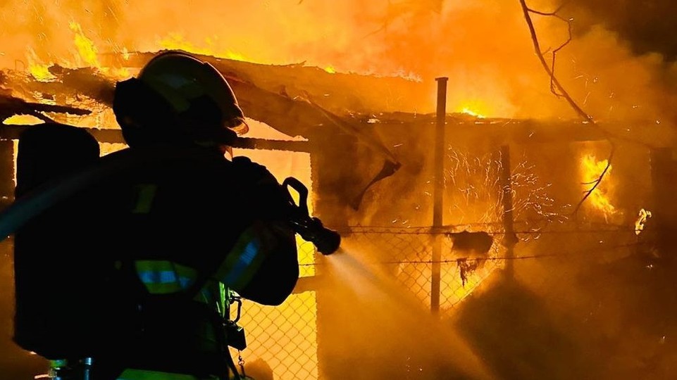 FOTO: Na Slovnaftskej niekto úmyselne podpálil štyri chatky