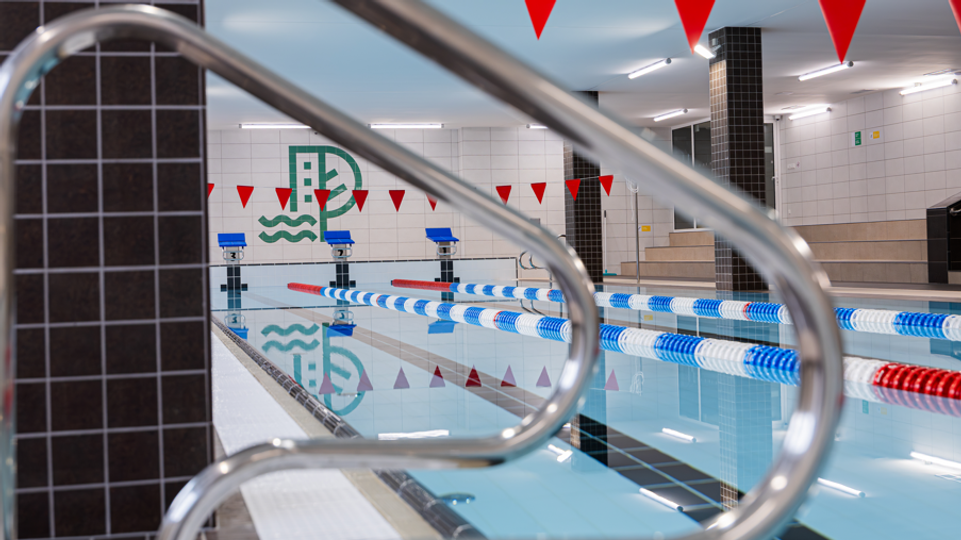 Ďalší bazén v Petržalke po rokoch opäť slúži deťom, v sobotu si v ňom môžete zaplávať aj vy