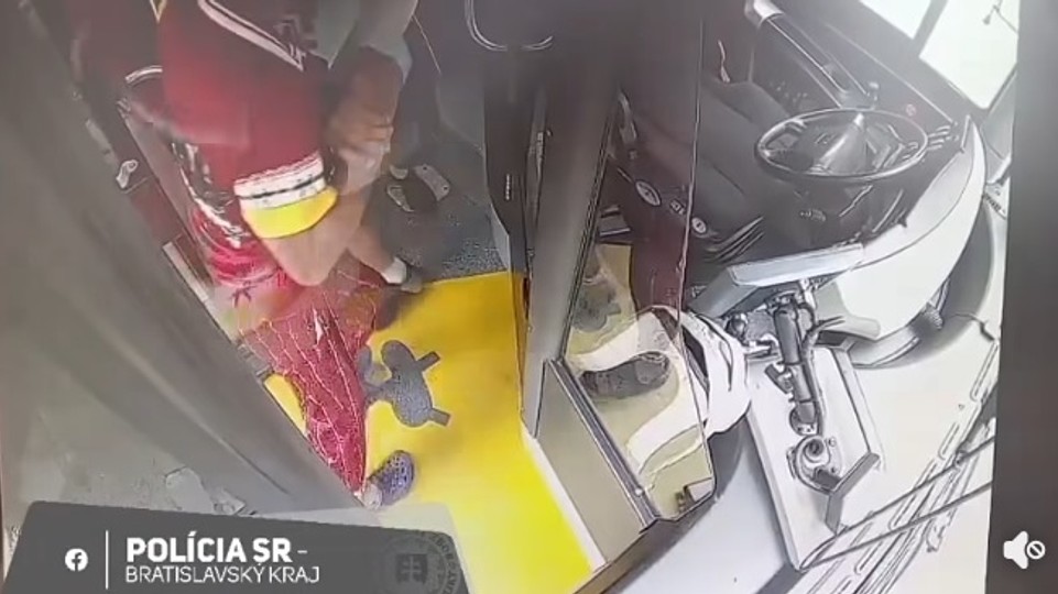VIDEO: Agresívny cestujúci udrel vodiča autobusu MHD päsťou do tváre