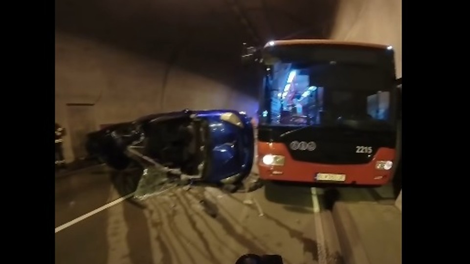 Fingovaná nočná nehoda v Sitine: Po mikrospánku sa zrazili osobné autá i autobus