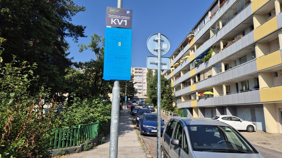 V auguste zavedú systém mestského parkovania PAAS do ďalších lokalít Karlovej Vsi. Koľko a kedy zaplatíme?
