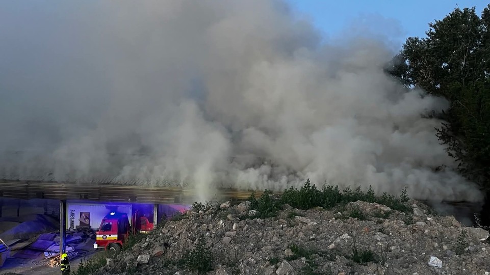 Na Kopčianskej horela v noci halda odpadu