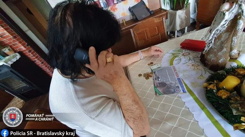 Podvodník vylákal od seniorky takmer 30.000 eur, polícia žiada o pomoc pri identifikácii muža z fotografie