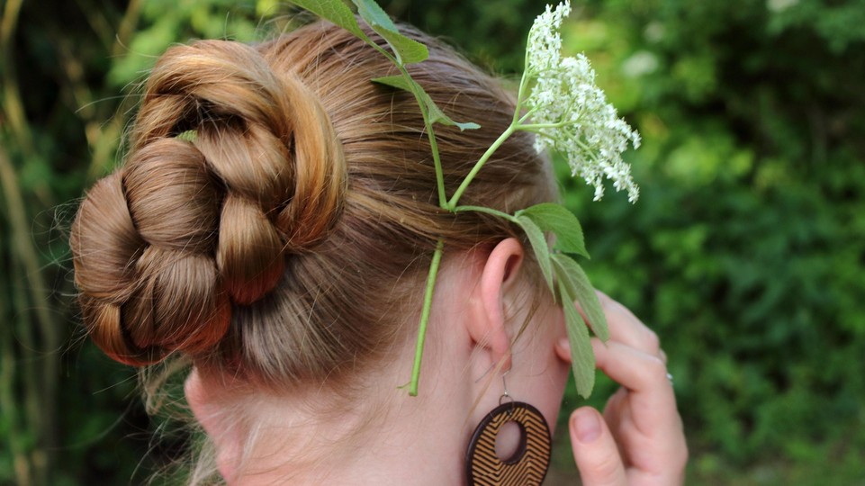 Nádaská: Zväzovanie zvonov, sadenie strukovín, česanie vlasov. K Zelenému štvrtku sa viaže viacero zvykov