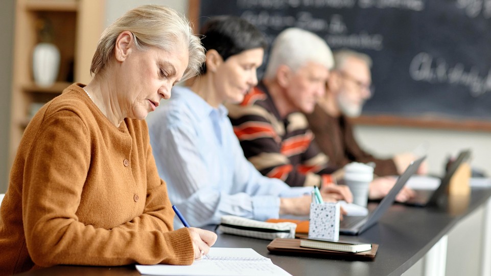 Vedeli ste? Seniori môžu študovať aj kriminalistiku, ponuka univerzít tretieho veku je široká