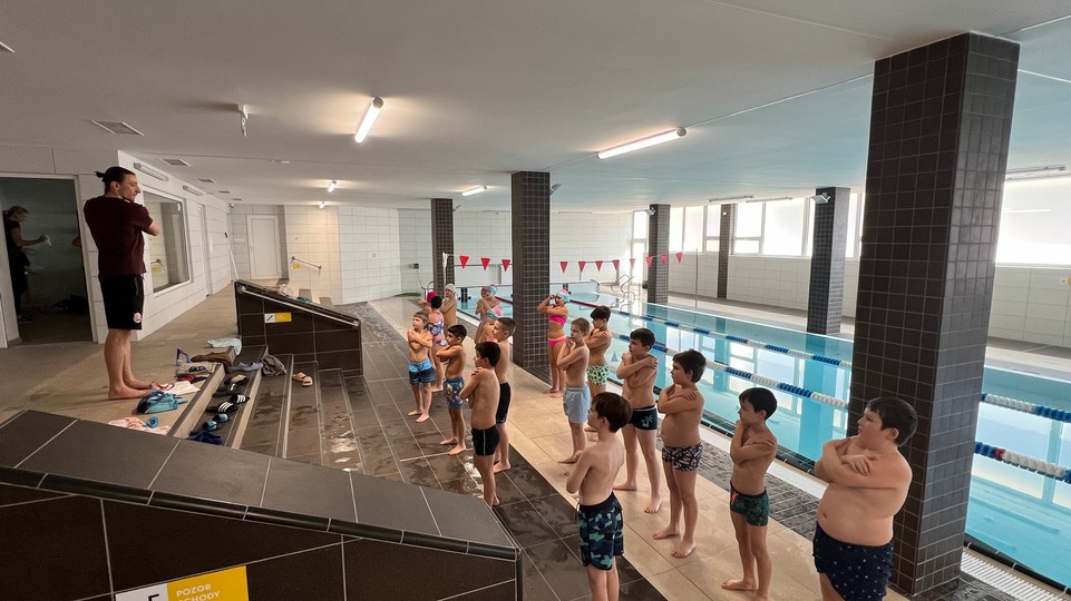 Deti prejdú veľkou premenou: Ako prebieha plavecký kurz v zrekonštruovanom bazéne na Budatínskej?