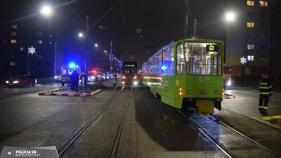 Tragická bilancia: Traja zrazení chodci v posledných hodinách, jedného zrazili dve električky