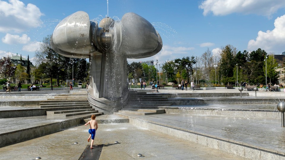 Fontány po zimnom spánku ožívajú, ako prvú spustili fontánu Družba