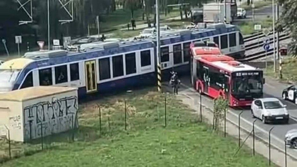 Na železničnom priecestí v Bratislave došlo k nehode autobusu MHD a vlaku