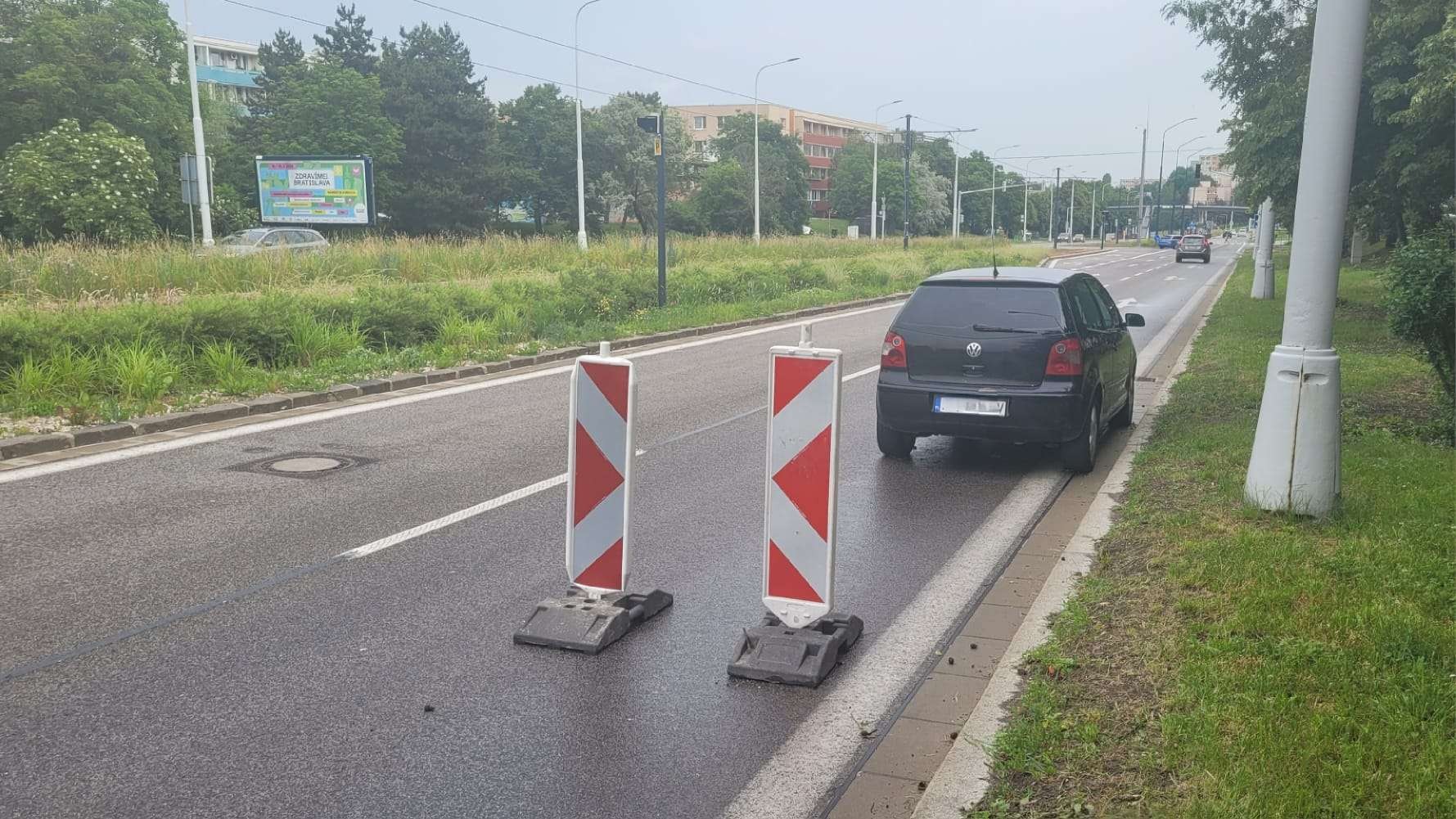 Dziwna zagadka rozwiązana!  Czy wiesz, co ten zaparkowany samochód robił przez cały dzień w Karloveskiej?