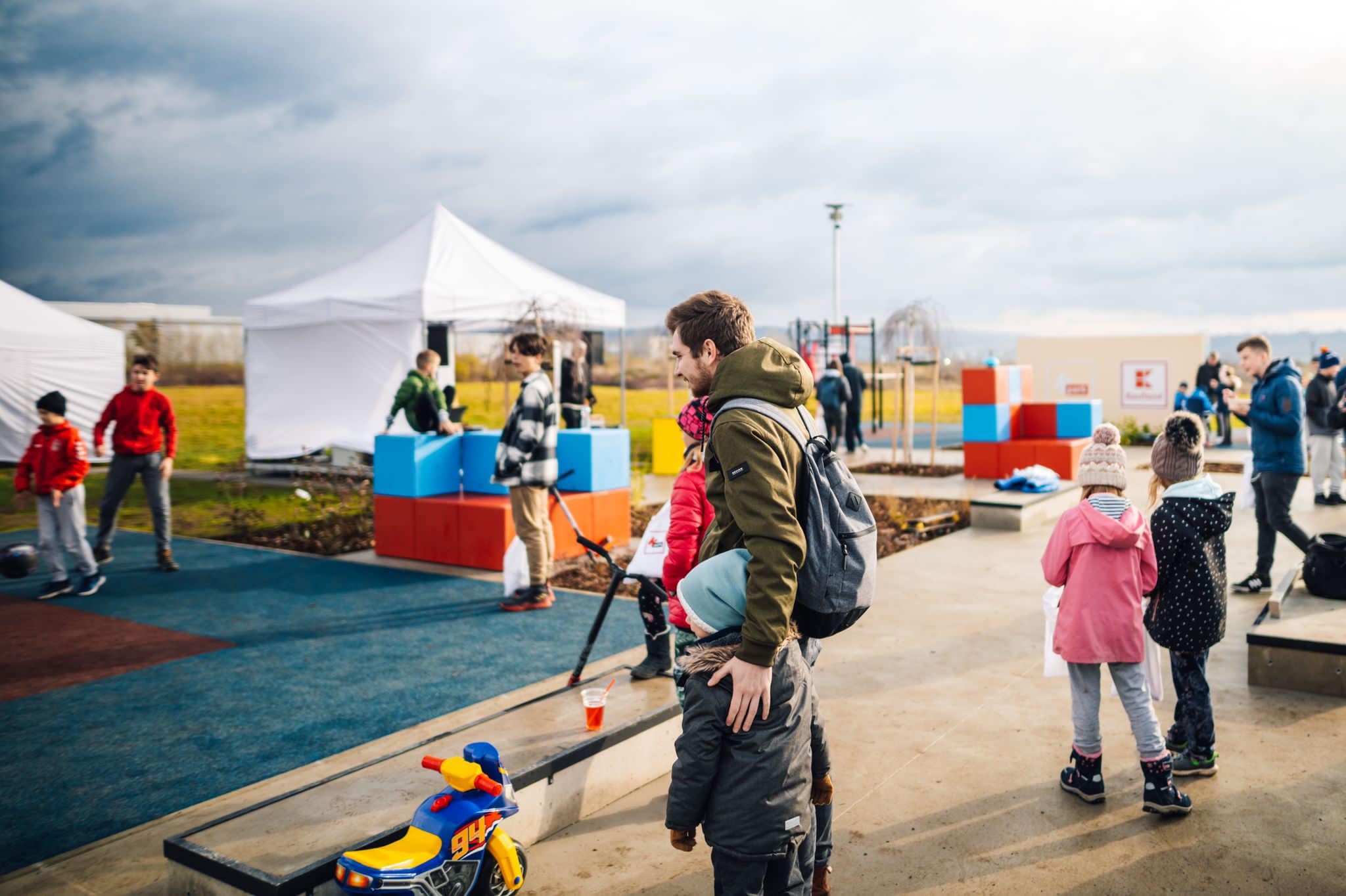 Devínska Nová Ves má nové parádne ihrisko. Takto to tam vyzeralo počas