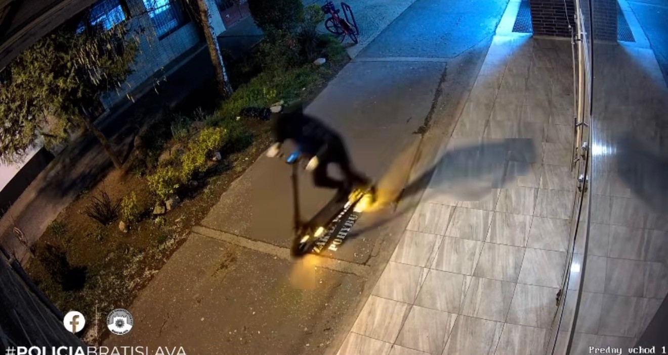 VIDEO: Lupič so zbraňou prepadol záložňu v Petržalke, polícia po ňom ...
