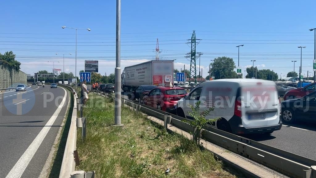 Na Dia Nici D V Smere Z Bratislavy Na Trnavu Do Lo K Re Azovej Nehode