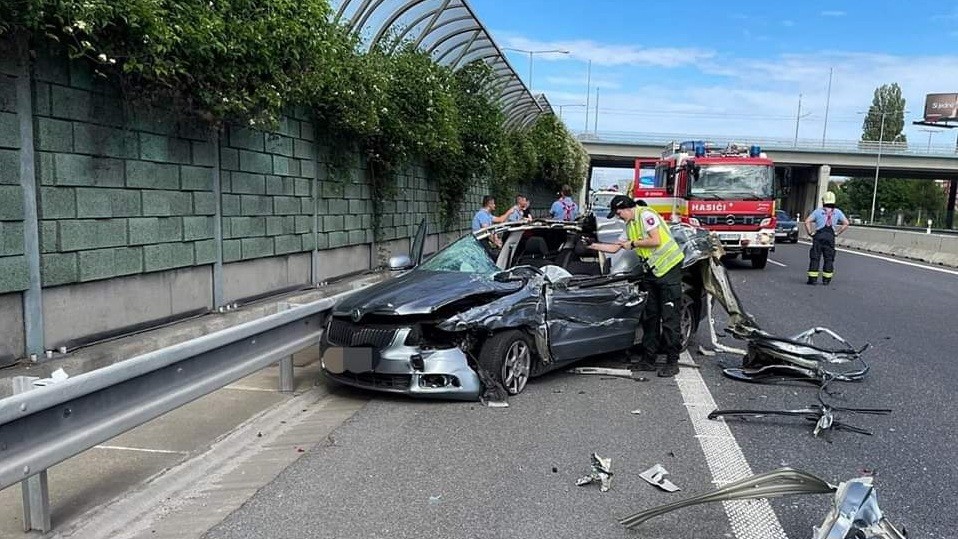 Tragická nehoda v Bratislave: Osobné auto narazilo do kamióna, vodič neprežil | Bratislavské noviny